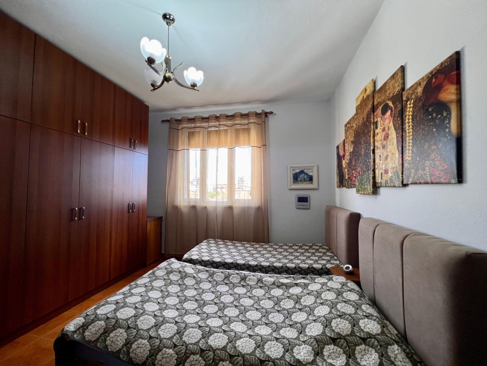 Tirane, jepet me qera apartament 2+1+Ballkon Kati 4, 80 m² 500 € (Shkolla e Kuqe)