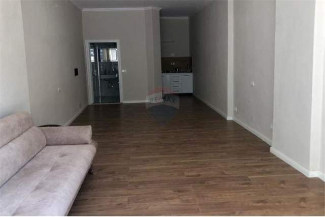 Tirane, jepet me qera zyre 38 m² 350 Euro (Komuna e Parisit)
