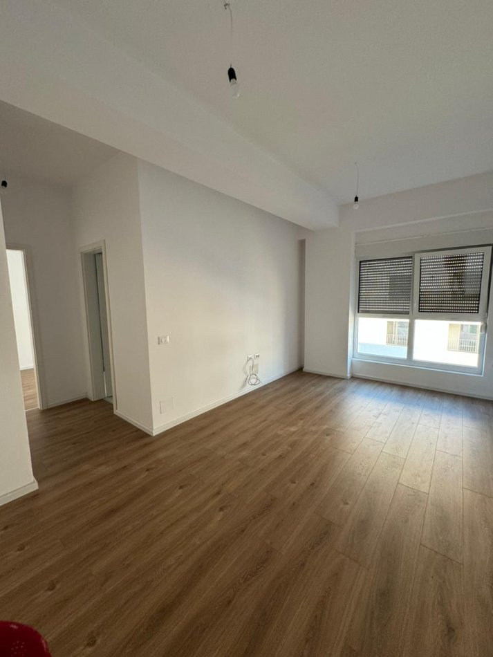 Tirane, jepet me qera zyre Kati 7, 65 m² 300 € (Ali demi)