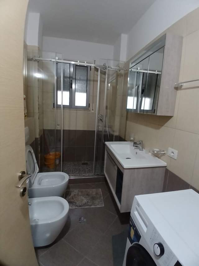 Durres, jepet me qera apartament Kati 4, 67 m² 300 Euro (Ne qender)