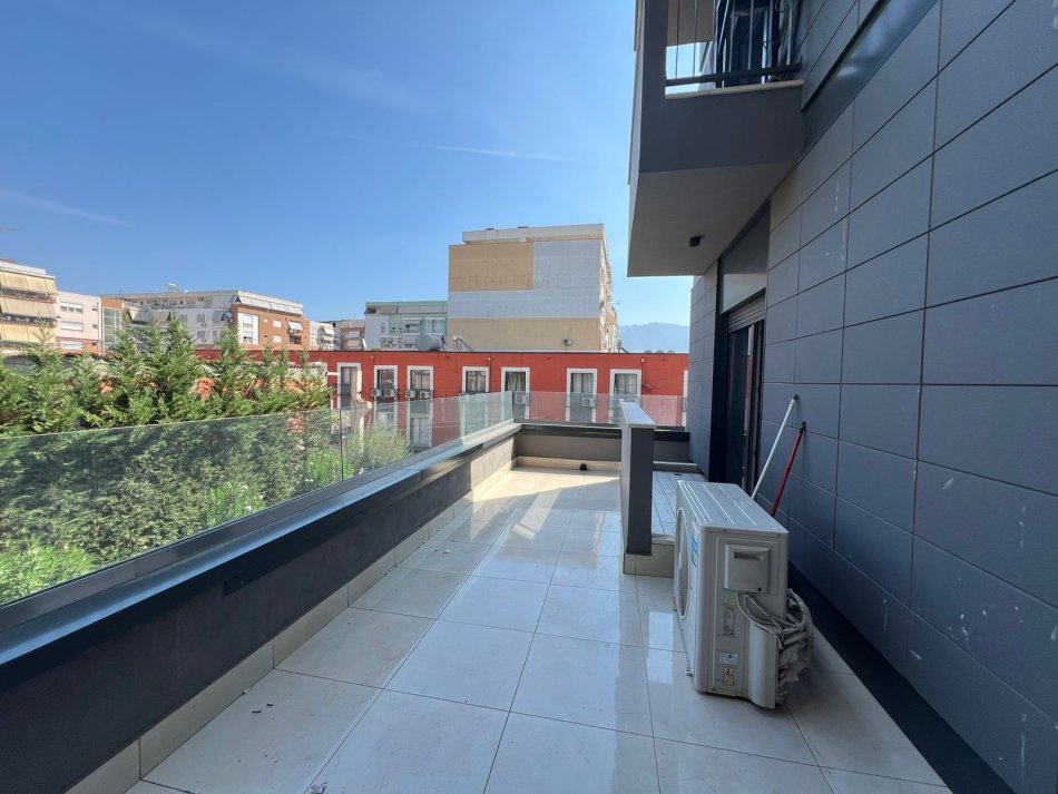 Tirane, jepet me qera ambjent biznesi Kati 1, 107 m² 750 € (ish hipoteka)