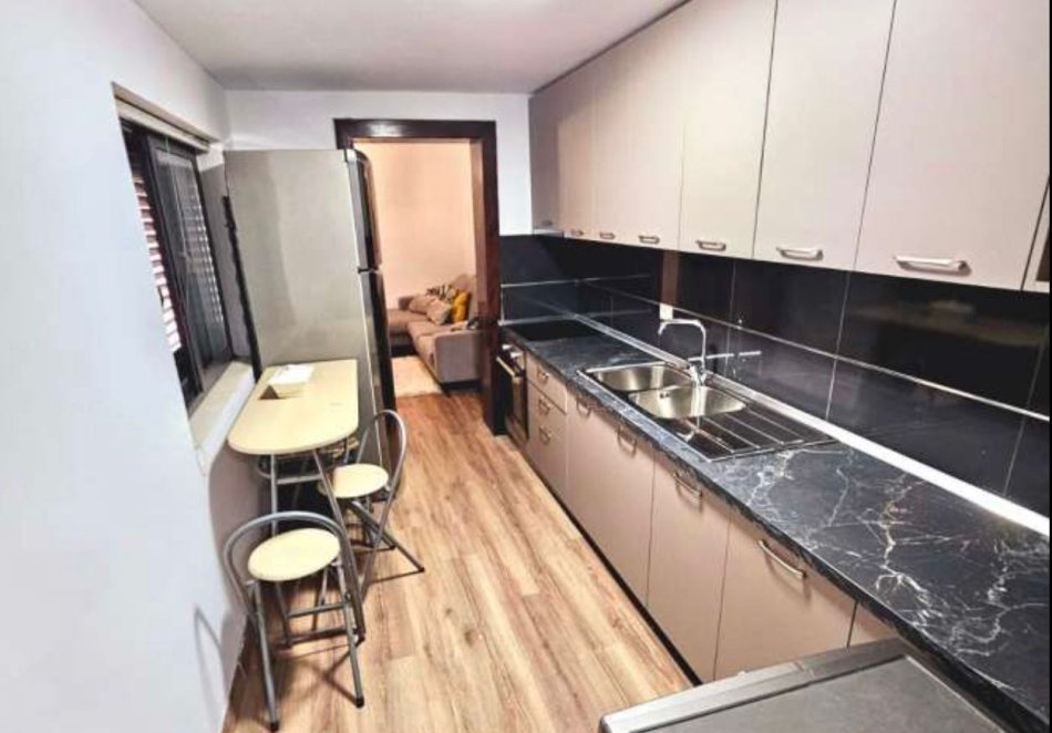 Tirane, jepet me qera apartament 1+1 Kati 1, 105 m² 700 € (Sheshi Skenderbej)