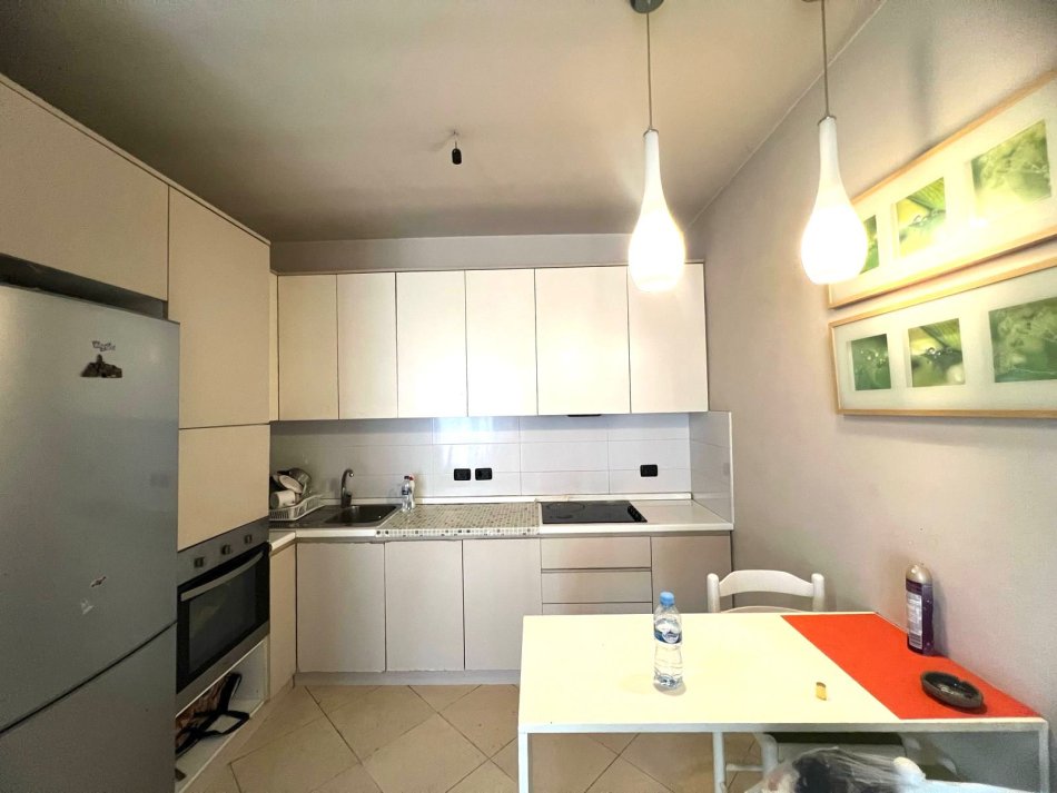 Tirane, jepet me qera apartament 2+1 Kati 6, 100 m² 430 € (astir)