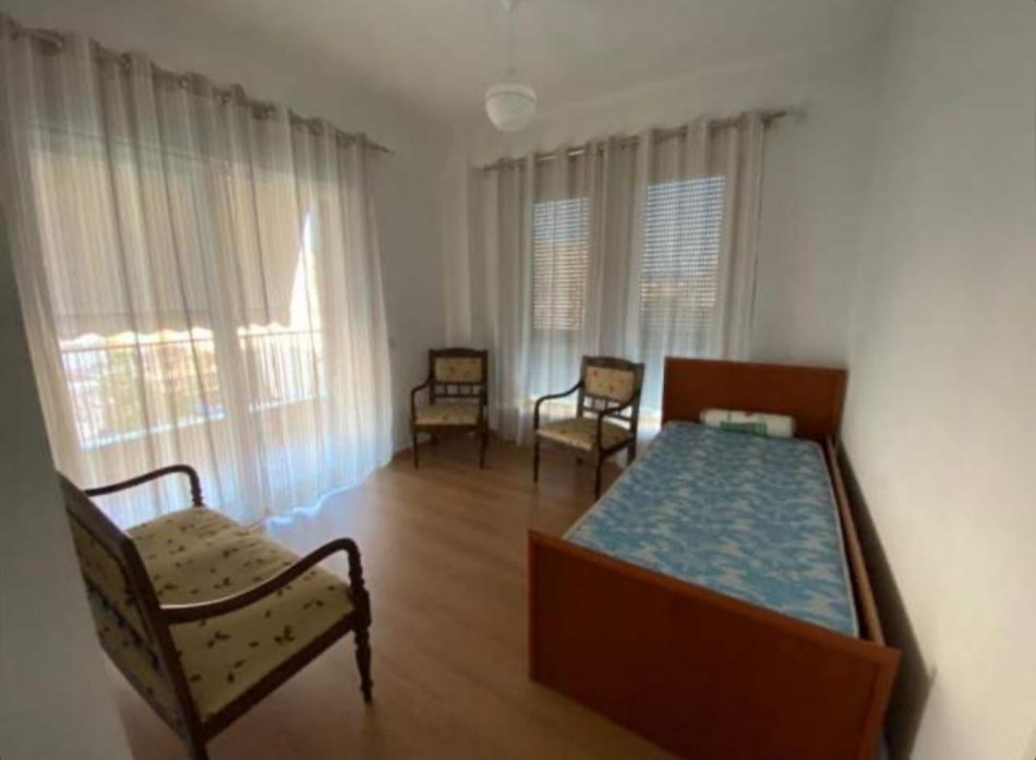 Tirane, jepet me qera apartament 3+1 Kati 5, 120 m² 650 € (5 Maj)