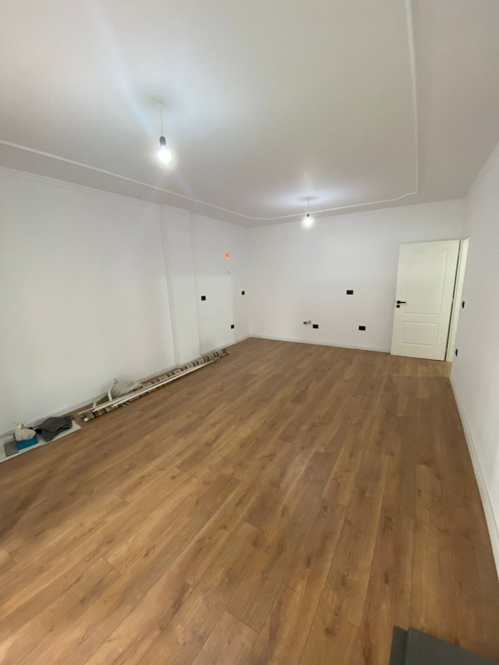Tirane, shitet apartament 2+1+Ballkon Kati 3, 87 m² 165.000 € (Rruga e Kavajes, Ish Parku)