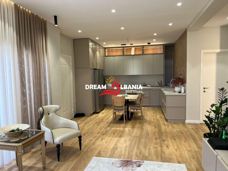 Tirane, shitet apartament 3+1+Ballkon , 185 m² 259.000 € 