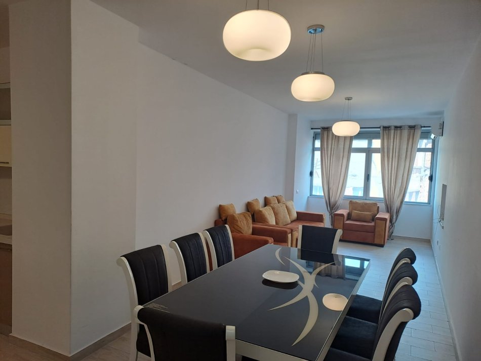 Tirane, jepet me qera apartament 2+1 Kati 3, 100 m² 890 € (Rruga Fortuzi)