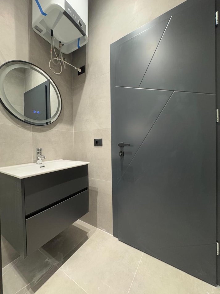Tirane, jepet me qera 1+1 Kati 5, 65 m² 530 € (liqeni i thate)