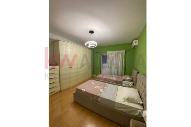 Tirane, jepet me qera apartament 2+1 Kati 1, 200 m² 1.000 Euro (komuna e parisit)