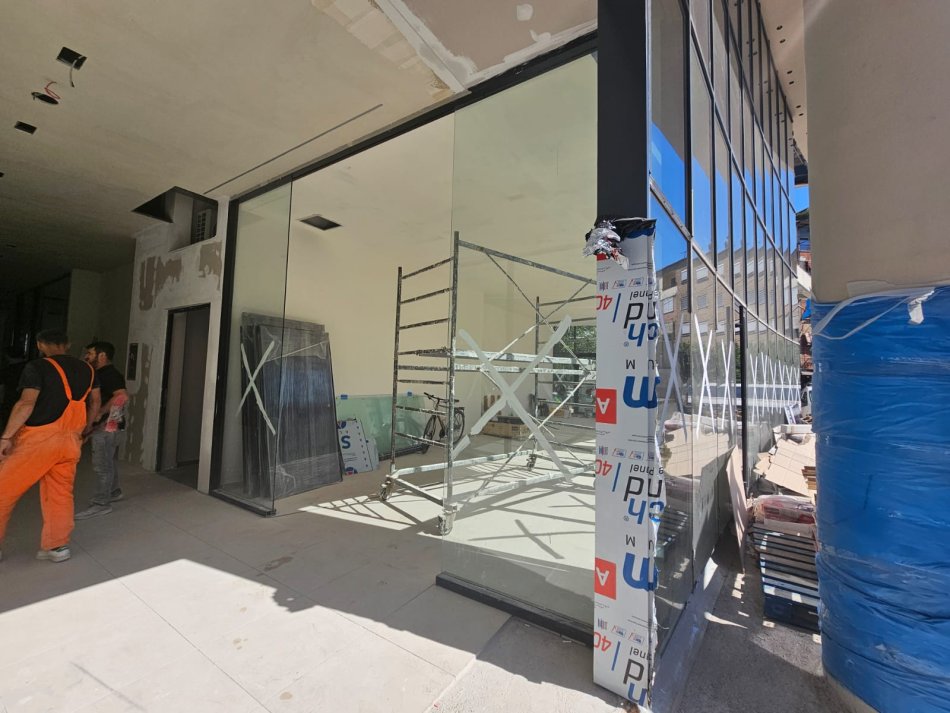 Tirane, jepet me qera ambjent biznesi Kati 0, 120 m² 2.500 € (Rruga Mine Peza)
