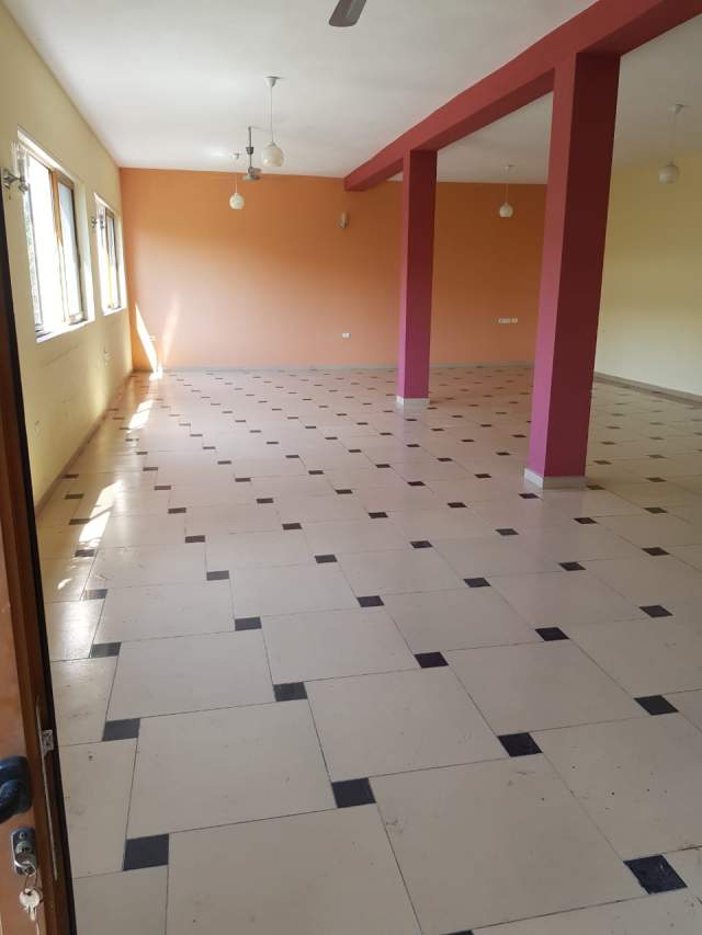 Elbasan, jepet me qera ambjent biznesi 369 m² 800 Euro