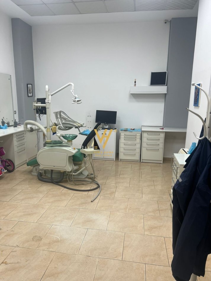 Tirane, jepet me qera dyqan Kati 0, 50 m² 600 € (YZBERISHT)