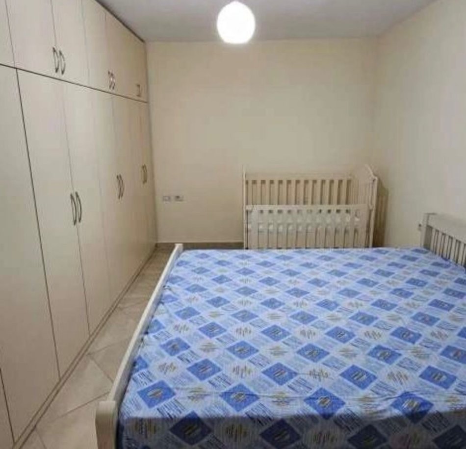Tirane, jepet me qera apartament 1+1+Ballkon Kati 3, 50 m² 400 € (21 dhjetori prane ambulances)