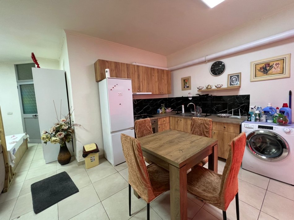 Tirane, jepet me qera apartament 1+1 Kati 1, 70 m² 350 € (Fresk)