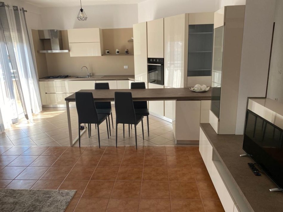 Tirane, jepet me qera apartament 3+1 Kati 3, 140 m² 650 € (Qytet Studenti)