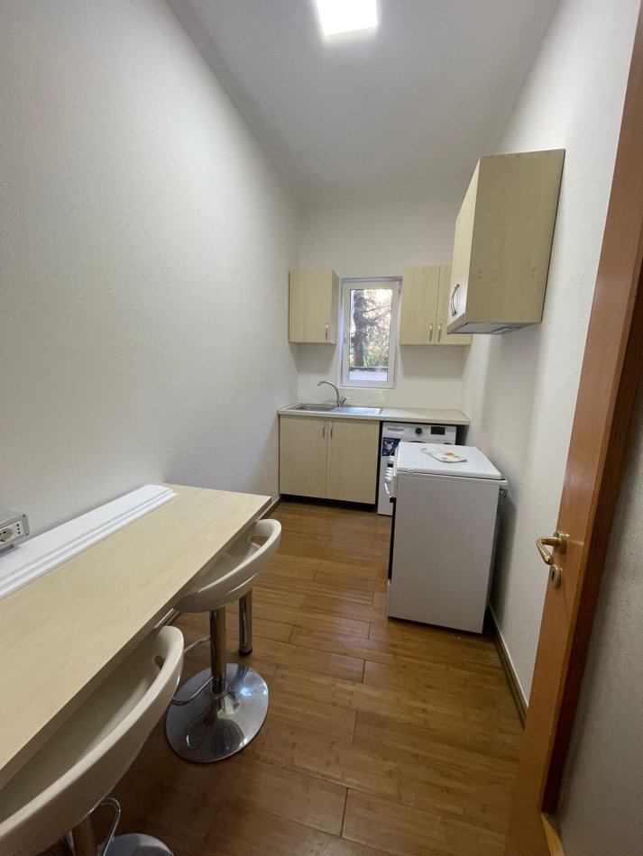 Tirane, jepet me qera apartament 1+1+Ballkon Kati 1, 60 m² 380 € (Rruga Rexhep Jella)