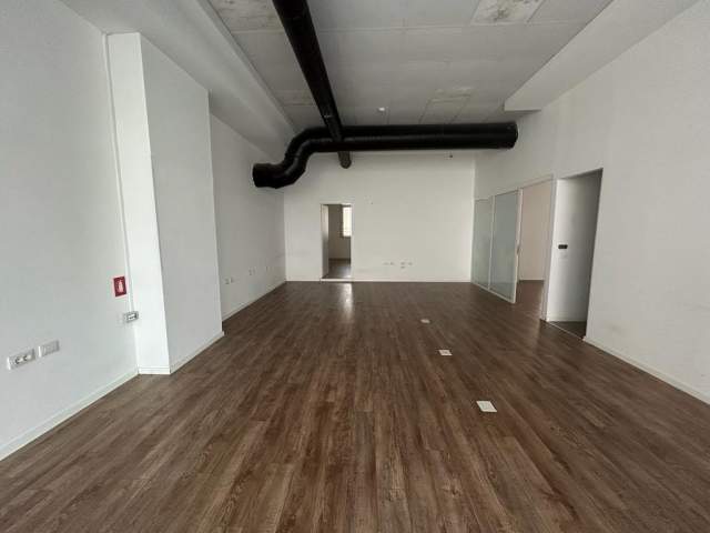 Tirane, jepet me qera ambjent biznesi Kati 0, 300 m², 10 Euro/m2  ne Komume Parisit