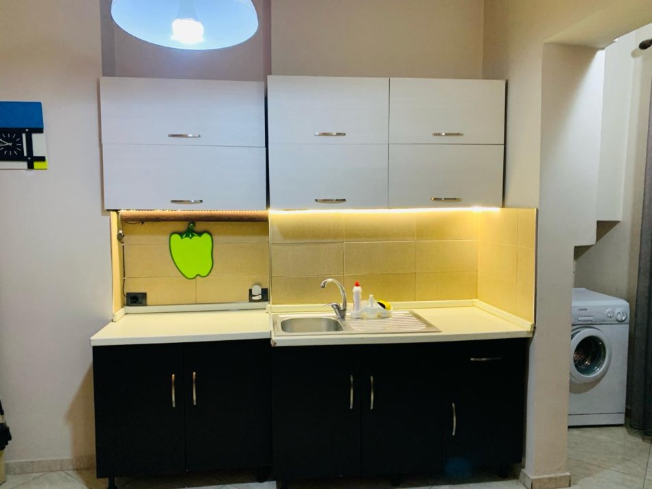 Tirane, jepet me qera apartament 2+1 Kati 5, 110 m² 500 € (Rruga e Kavajes)