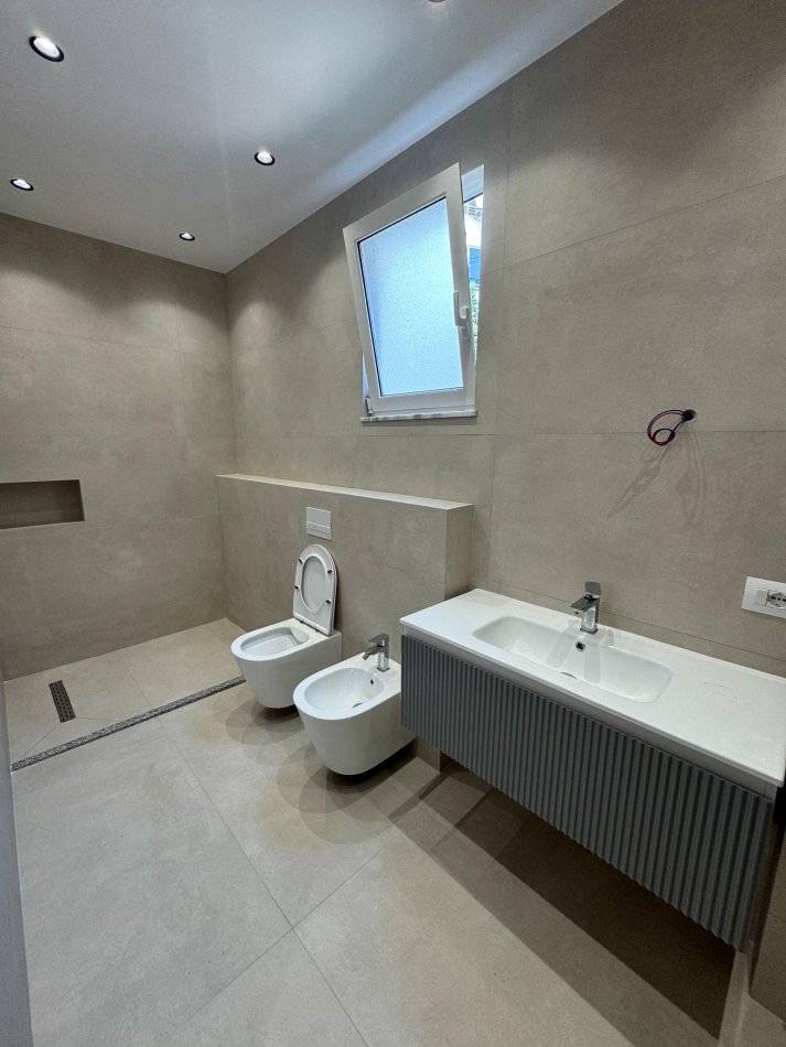 Tirane, shes apartament 3+1 Kati 2, 140 m² 180.000 € (Rruga Dalip Topi)