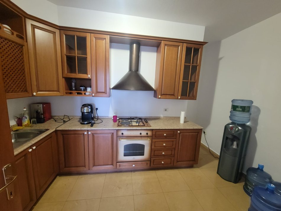 Tirane, jepet me qera zyre Kati 6, 150 m² 1.600 € (Bllok)