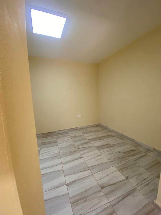 Tirane, jepet me qera zyre Kati 0, 33 m² 40.000 Leke (Ministria e drejtesise,Tirane)