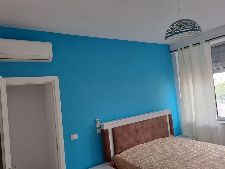 Tirane, jepet me qera apartament 2+1 Kati 3, 100 m² 890 € (Rruga Fortuzi)