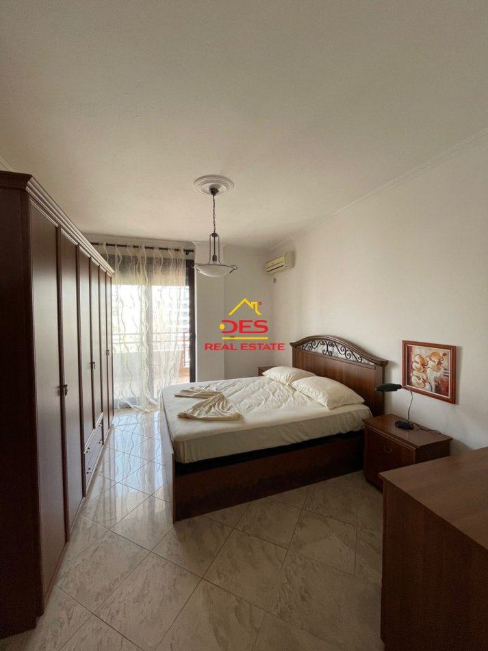 Tirane, jepet me qera apartament 2+1+Ballkon Kati 8, 145 m² 800 € (Blloku,Tirane)