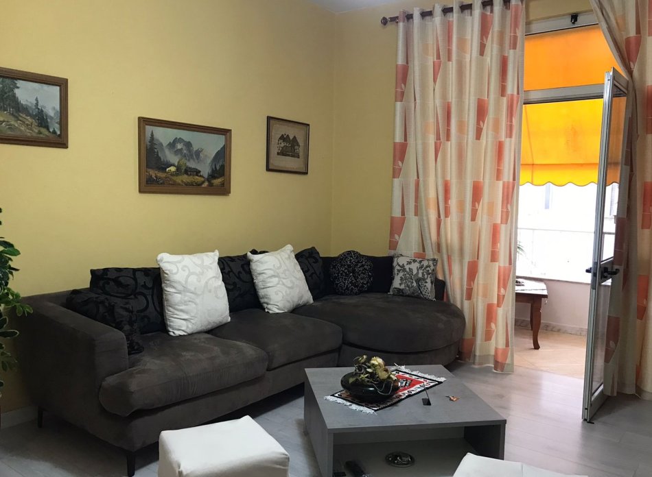 Tirane, jepet me qera apartament 1+1 Kati 2, 75 m² 650 € (QENDER,RRUGA BARDHOK BIBA)
