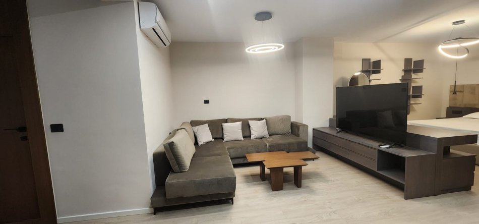 Tirane, jepet me qera apartament 1+1 Kati 6, 900 € (Zone qendrore)