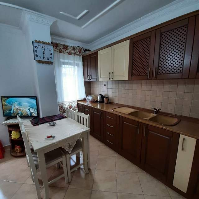 Tirane, jepet me qera apartament 1+1 Kati 1, 70 m² 400 Euro (Myslym Lela)