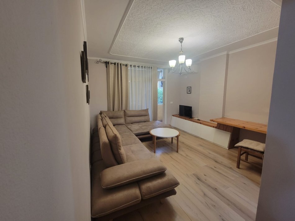 Tirane, jepet me qera apartament 1+1+Aneks Kati 3, 72 m² 600 € (Komuna e Parisit)