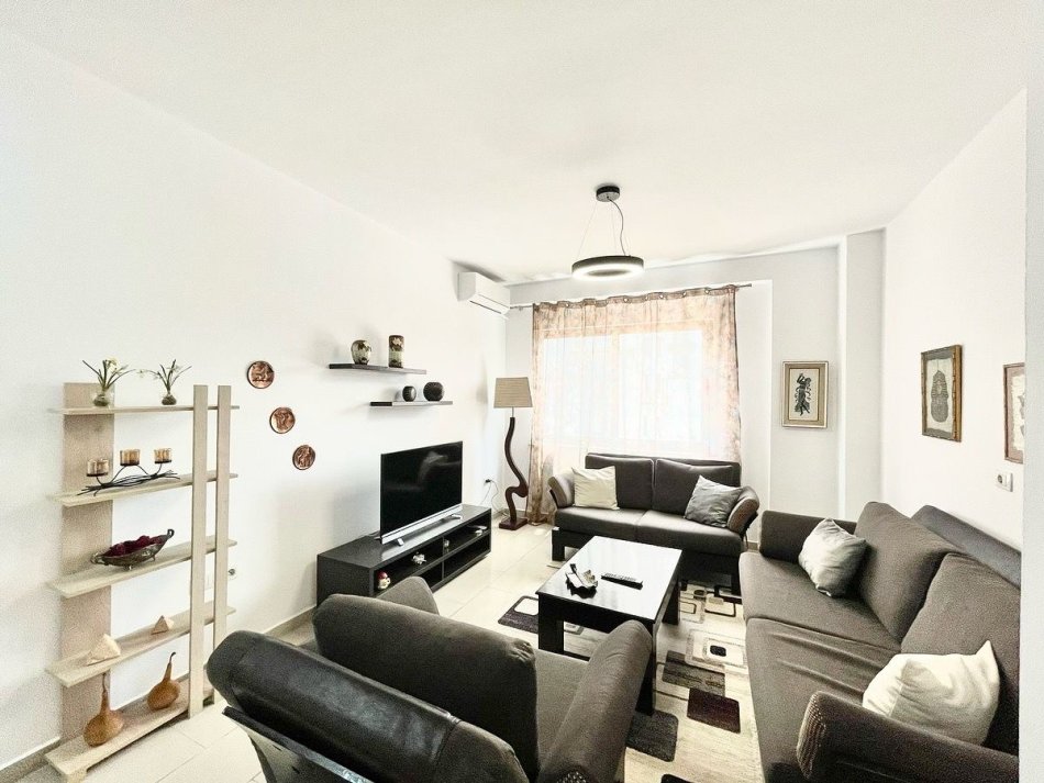Tirane, jepet me qera 2+1+Ballkon , 600 € 