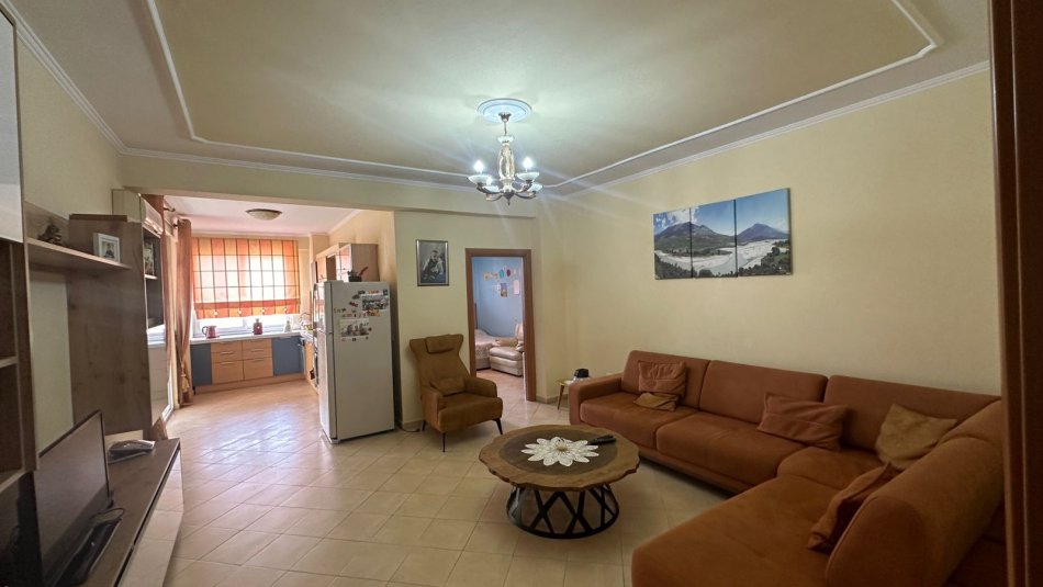 Tirane, shitet apartament 3+1 Kati 2, 136 m² 200.000 € (Porcelan)
