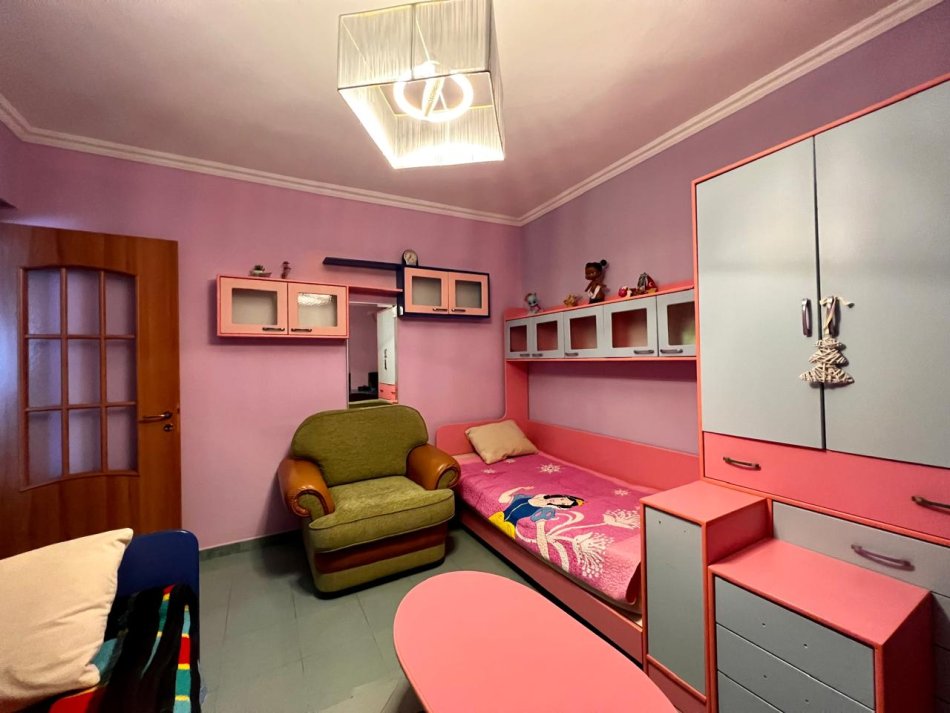 Tirane, jepet me qera apartament 2+1 Kati 4, 120 m² 550 € (Xhamlliku)