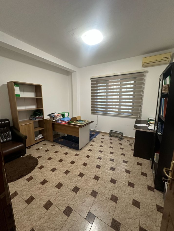 Durres, jepet me qera zyre Kati 2, 20 m² 200 € (Eden, perballe gropes arkeologjike)