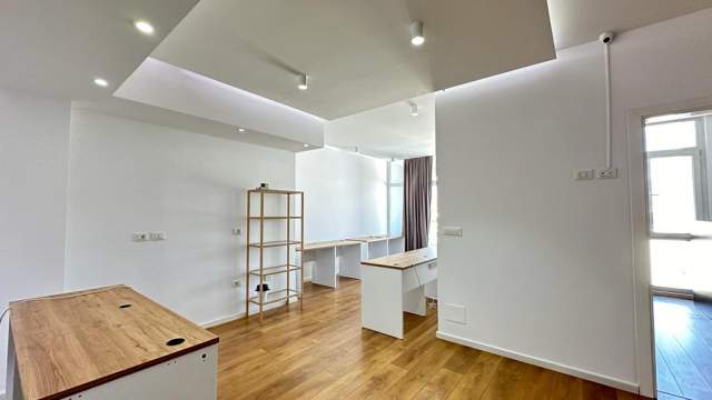 Tirane, jepet me qera ambjent biznesi Kati 8, 100 m² 700 Euro (kompleksi Kika 2)