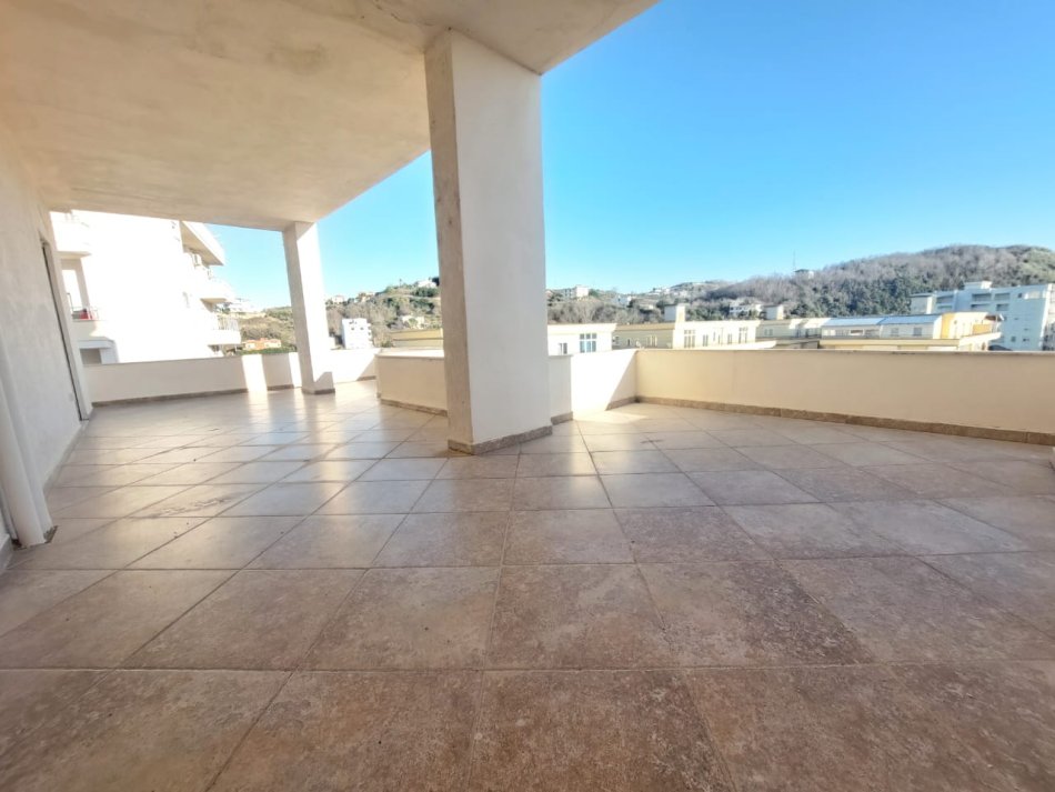 Shitet apartament 3+1 tek Shkembi i Kavajes, Durres