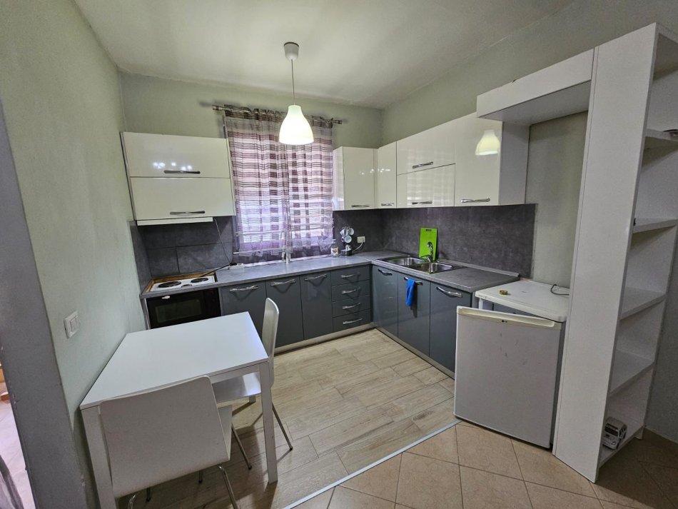 Tirane, jepet me qera apartament 1+1 Kati 5, 72 m² 300 € (Fresk)