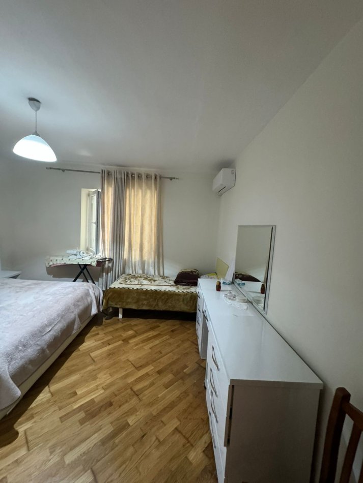 Tirane, jepet me qera apartament 1+1 Kati 1, 80 m² 550 € (Sheshi Wilson)