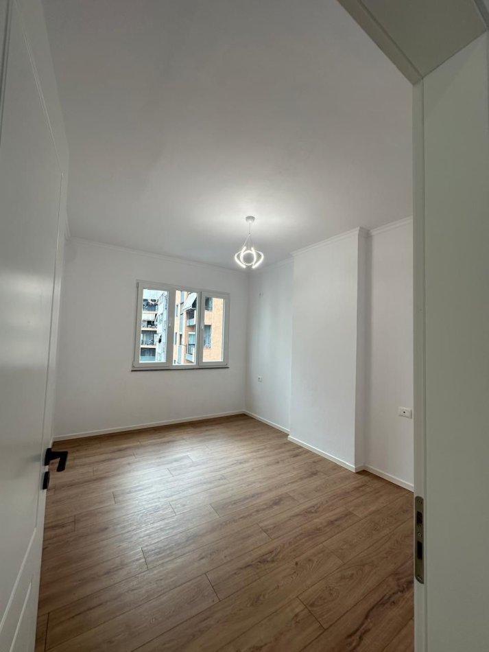 Tirane, shitet apartament 2+1+Ballkon Kati 4, 86 m² 133.000 € (Rruga Aleksandri)