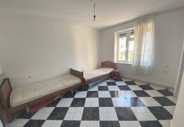 Elbasan, jepet me qera apartament 72 m² 18.000 Leke