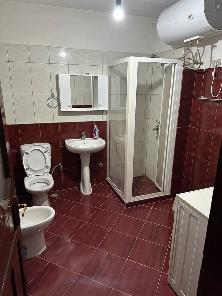 Tirane, jepet me qera apartament 1+1 Kati 1, 65 m² 450 € (Komuna e parisit)