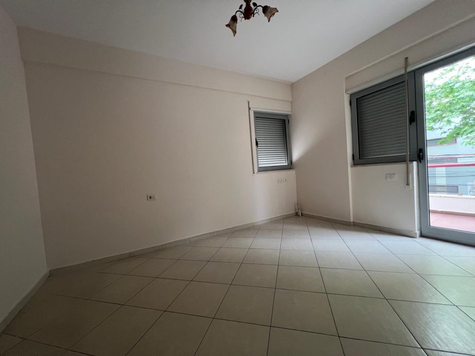 Tirane, jepet me qera apartament 1+1 Kati 1, 400 € (Tek Medreseja)