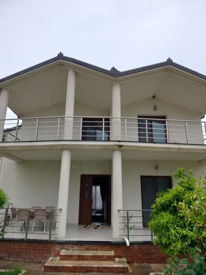 Vilë + 7 Garsionere në shitje, Qerret