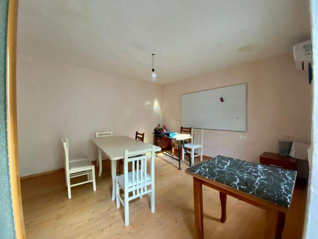 Tirane, jepet me qera Vile 2+1 Kati 1, 85 m² 320 Euro (Xhamlliku)