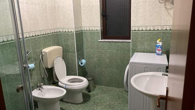 Tirane, jepet me qera apartament 2+1+BLK Kati 6, 100 m² 650 Euro (prane shkolles Asim Vokshi)