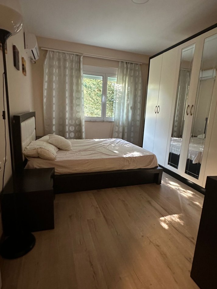 Tirane, jepet me qera apartament 2+1+Aneks+Ballkon Kati 2, 101 m² 650 € (liqeni i thate)