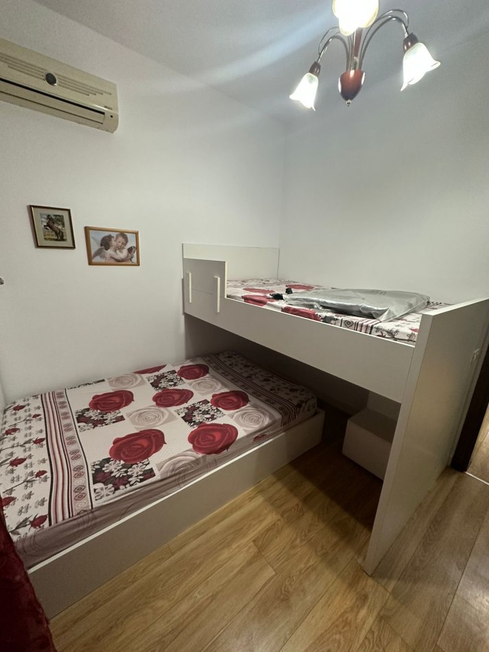 Tirane, jepet me qera apartament 2+1+Ballkon Kati 2, 75 m² 650 € (Shallvaret te Fushat e Tenisit)
