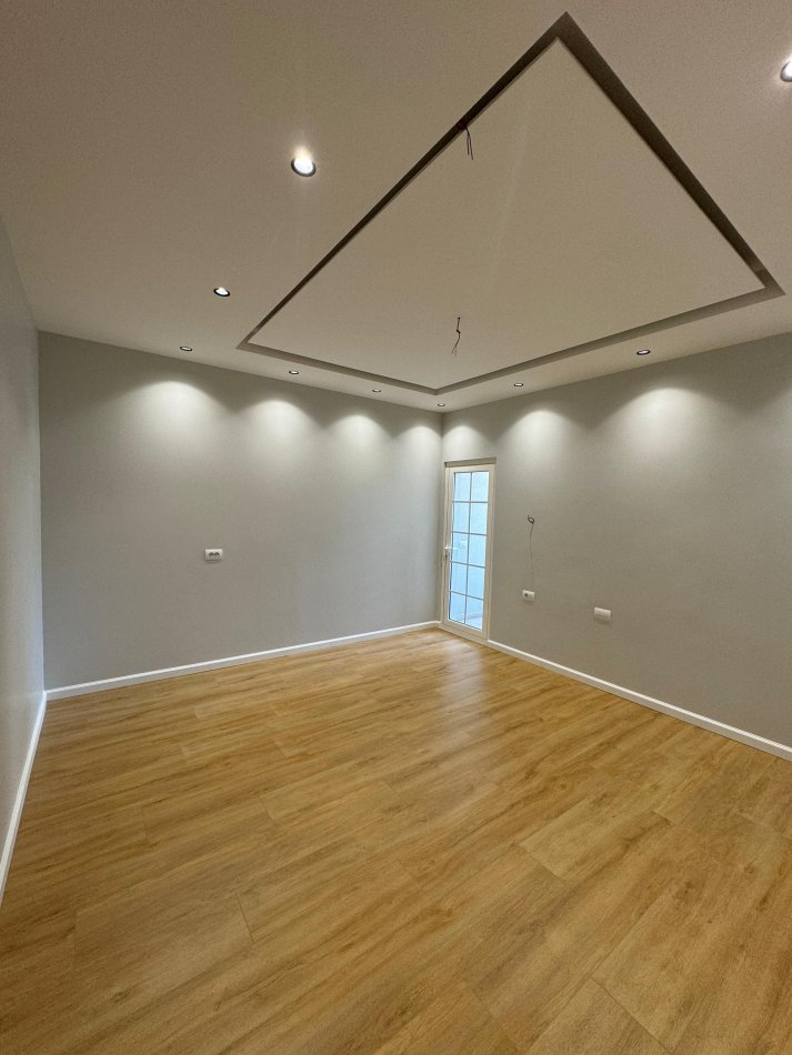 Tirane, shitet apartament 3+1 Kati 2, 140 m² 180.000 € 