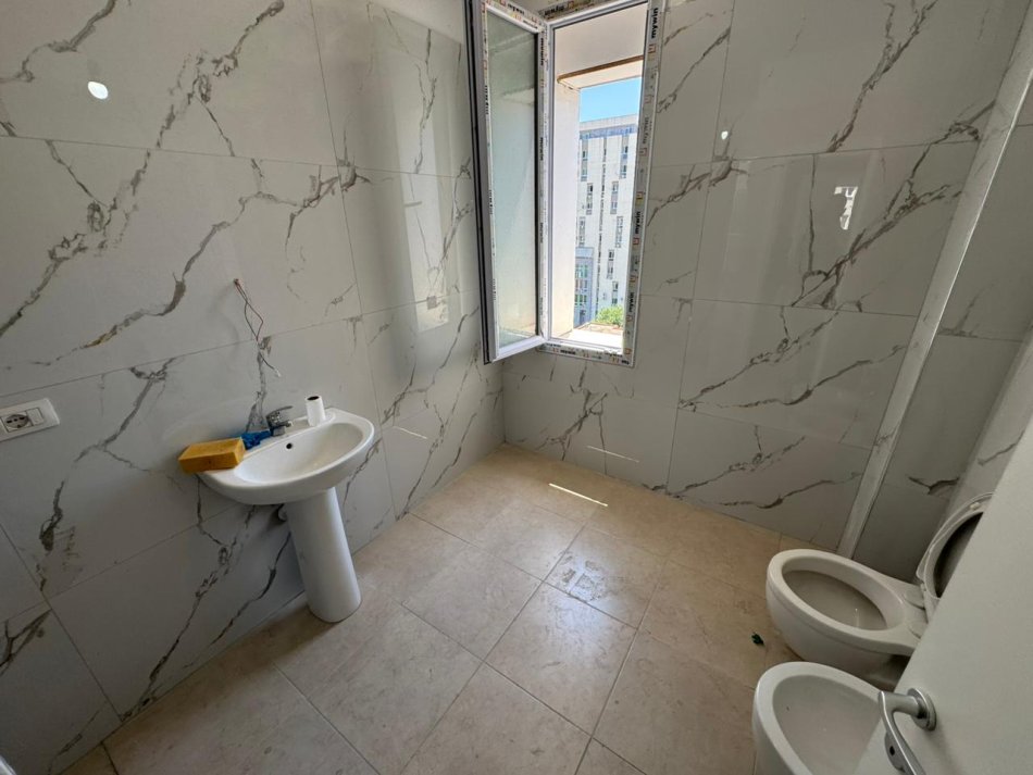 Tirane, jepet me qera apartament 2+1 Kati 6, 80 m² 550 € (ish fusha e aviacionit)